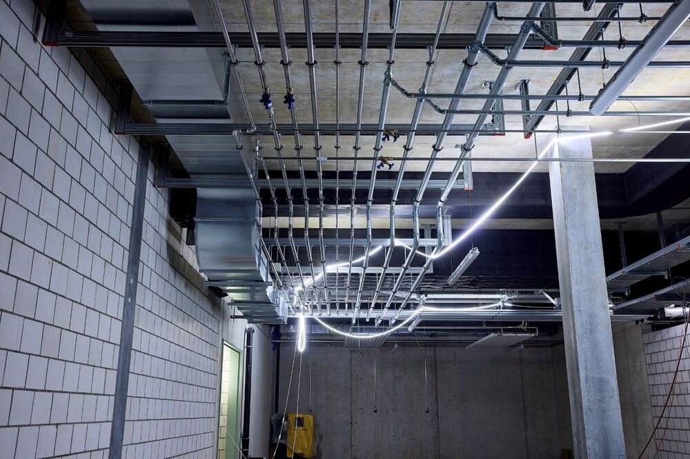 … so gebaut: Blick auf einen Teil der Optipress-Installation im Untergeschoss.